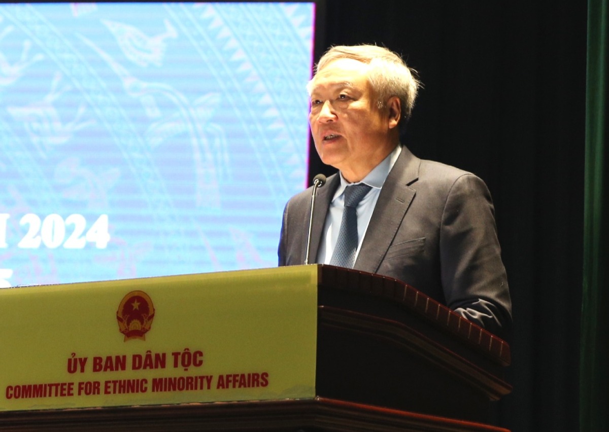 Permanent Deputy Prime Minister Nguyen Hoa Binh informed about the arrangement and streamlining of the apparatus of the Ethnic Committee. Photo: Pham Dong