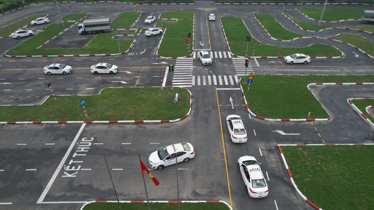 According to regulations, the driving practice ground can accommodate a maximum of 1,000 students. Photo: Xuyen Dong
