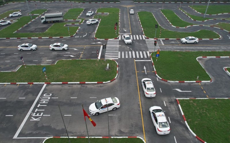 According to regulations, the driving practice ground can accommodate a maximum of 1,000 students. Photo: Xuyen Dong