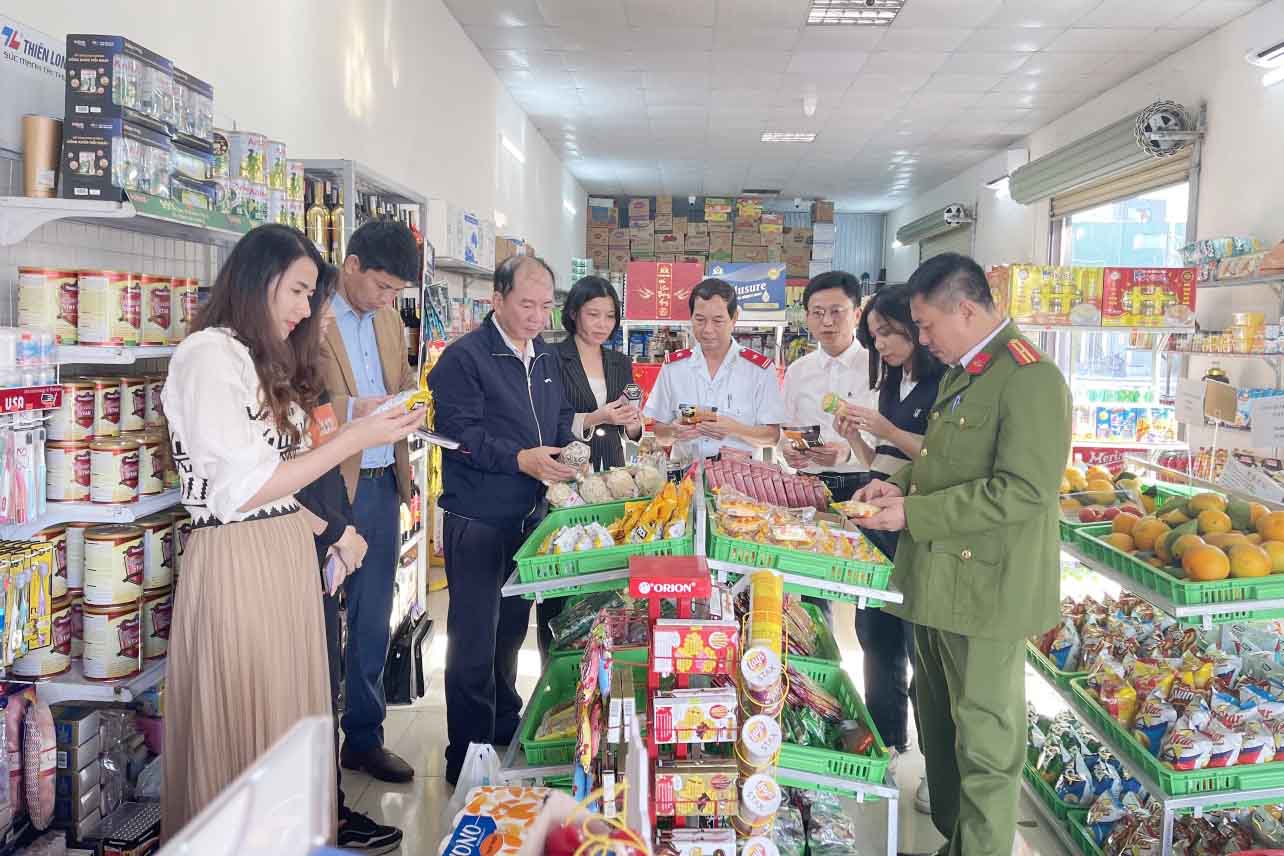 In 2024, Ha Tinh authorities will strengthen inspection and punishment of food safety violations. Photo: Tran Tuan.