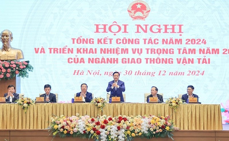 Deputy Prime Minister Tran Hong Ha attended and directed the Conference to review the work in 2024 and deploy key tasks in 2025 of the Ministry of Transport.