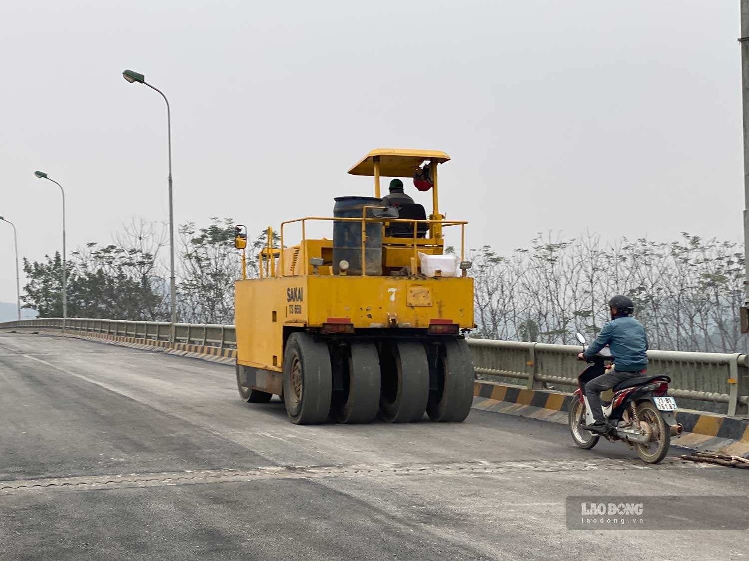 Một số máy móc đang hoàn thiện những công đoạn cuối cùng. Ảnh: Trần Bùi