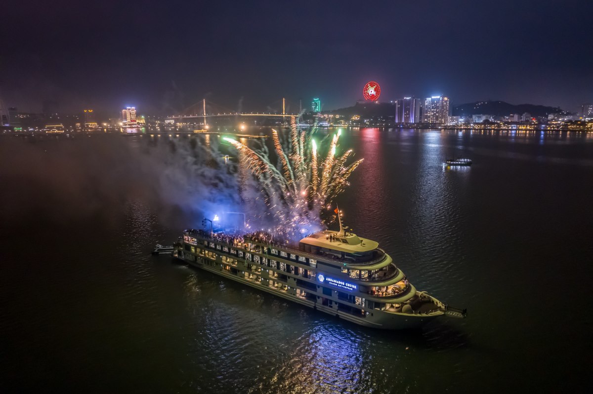 Fireworks on a restaurant boat in Ha Long Bay. Photo: Nguyen Hung