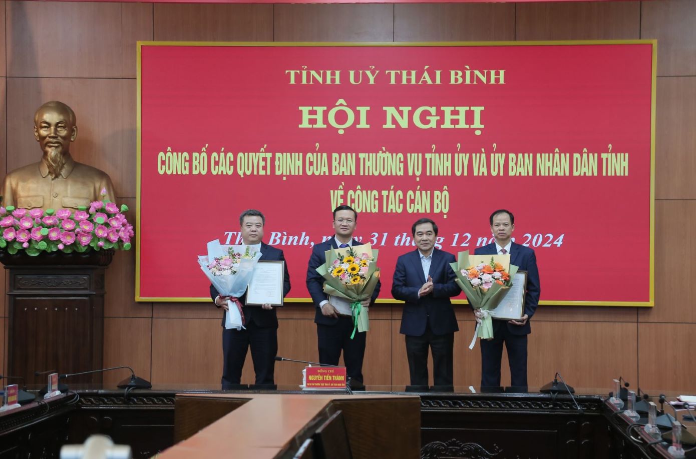 Mr. Nguyen Tien Thanh, Standing Deputy Secretary of the Provincial Party Committee, Chairman of the People's Council of Thai Binh province, presented decisions to 3 officials assigned tasks, transferred and appointed. Photo: Nam Hong