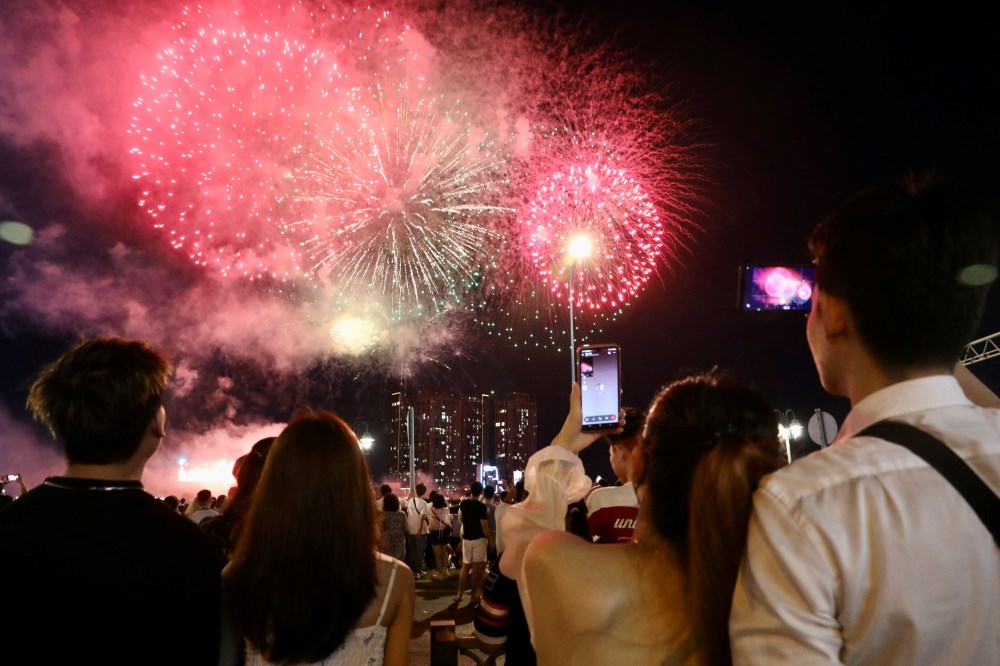The moment fireworks lit up the sky of Ho Chi Minh City. Photo: Anh Tu