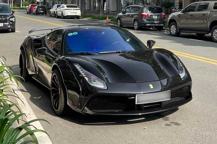 The Ferrari 488 GTB Liberty Walk supercar worth over 9 billion VND is equipped with a beautiful license plate number that won the auction. Photo: Le Tung