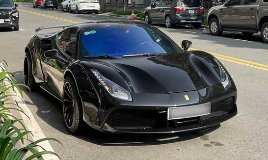 Siêu xe Ferrari 488 GTB độ Liberty Walk có giá hơn 9 tỉ đồng được trang bị biển kiểm soát số đẹp trúng đấu giá. Ảnh: Lê Tùng