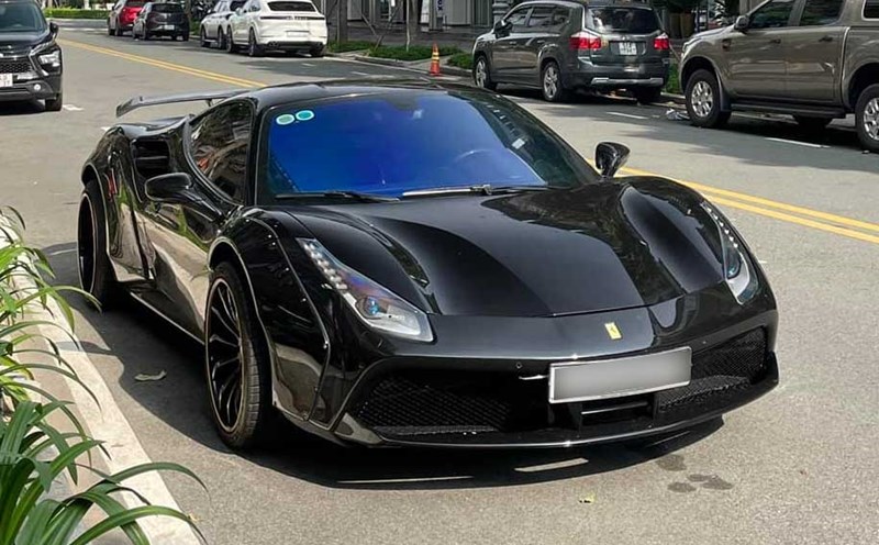 The Ferrari 488 GTB Liberty Walk supercar worth over 9 billion VND is equipped with a beautiful license plate number that won the auction. Photo: Le Tung