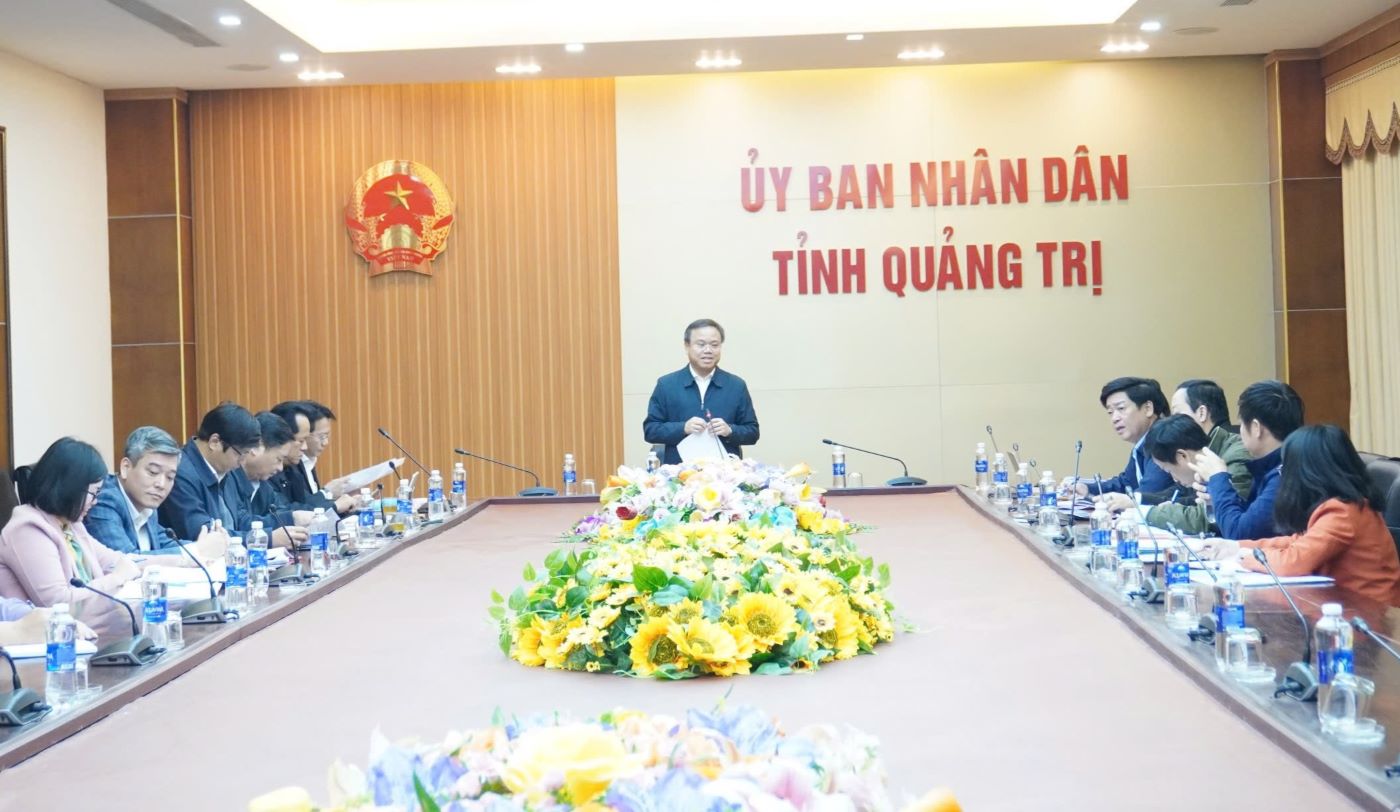 Quang Tri Provincial People's Committee held a meeting to discuss the merger of the Department of Transport and the Department of Construction. Photo: H. Tho.