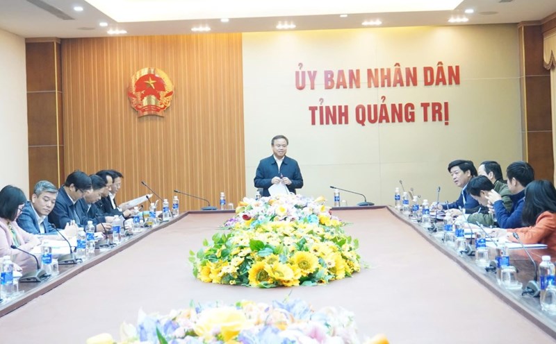 Quang Tri Provincial People's Committee held a meeting to discuss the merger of the Department of Transport and the Department of Construction. Photo: H. Tho.