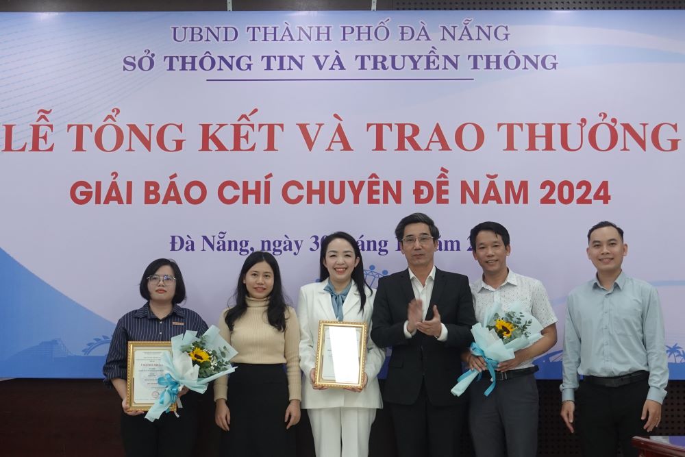 Phó Chủ tịch UBND TP Đà Nẵng trao giải Nhất cho Giải báo chí “Tuyên truyền về Chuyển đổi số của thành phố Đà Nẵng”. Ảnh: Trần Thi