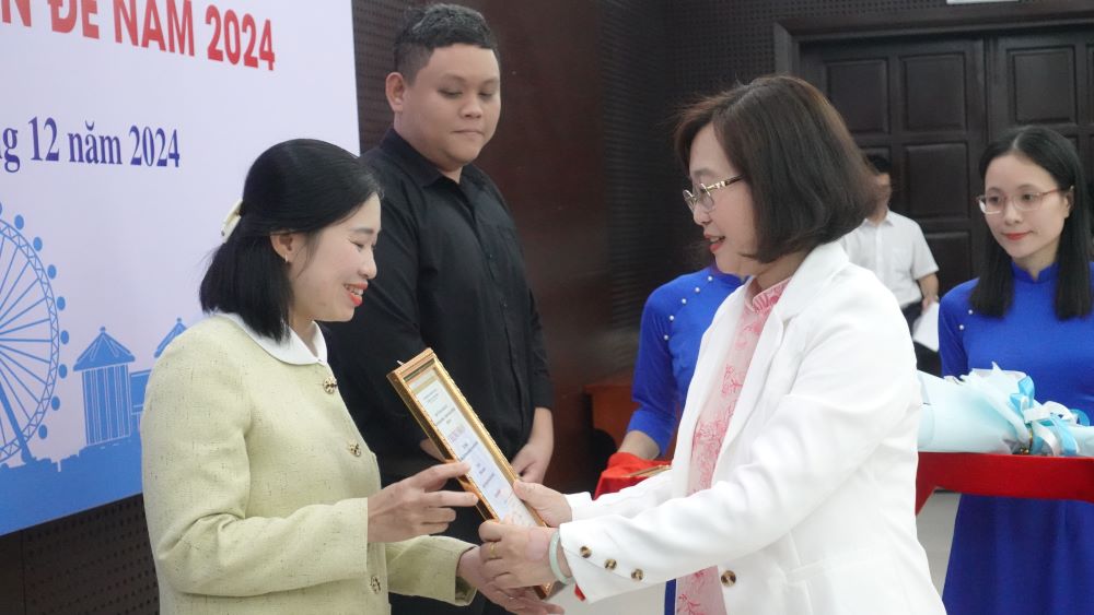 Le tong ket va trao thuong Giai Bao chi “Xay dung Da Nang - Thanh pho moi truong” va Giai Bao chi “Tuyen truyen ve Chuyen doi so cua thanh pho Da Nang”. Anh: Tran Thi