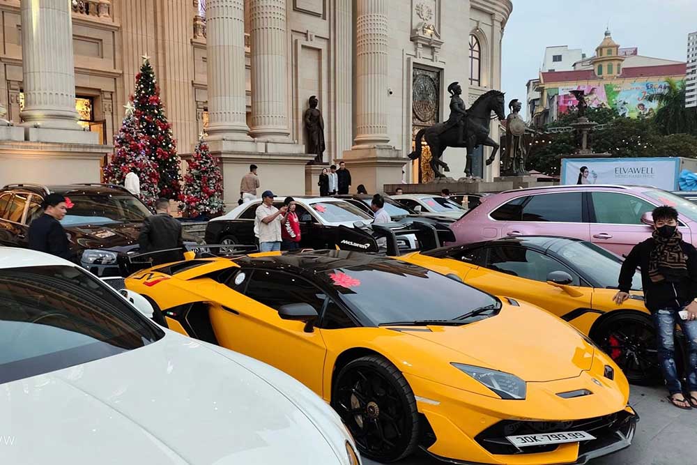 A fleet of luxury cars and supercars appeared at a wedding in Nghe An, attracting attention. Photo: Hoang Nghia Tu