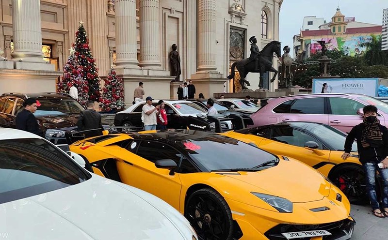 A fleet of luxury cars and supercars appeared at a wedding in Nghe An, attracting attention. Photo: Hoang Nghia Tu