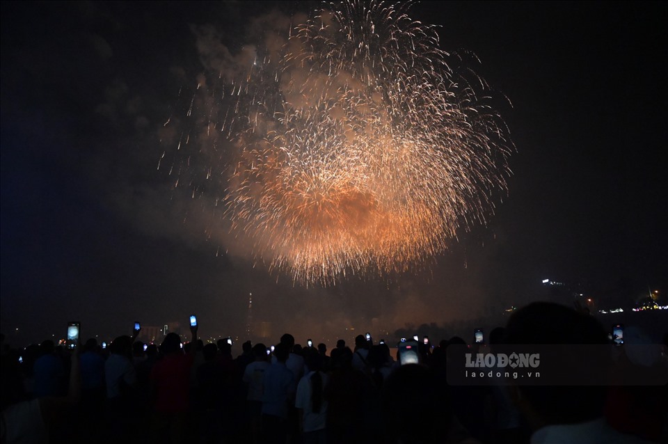Fireworks display locations are of interest to many people every time Tet comes. Illustration: Khanh Linh