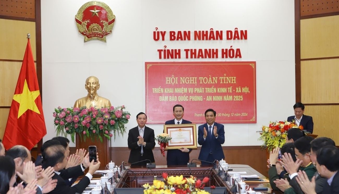 Mr. Do Minh Tuan - Deputy Secretary of the Provincial Party Committee, Chairman of the People's Committee of Thanh Hoa province received a Certificate of Merit from the Prime Minister. Photo: M.H