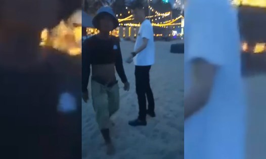 Một số đối tượng độc chiếm bãi biển Nha Trang rồi thu phí du khách. Ảnh: Hữu Long