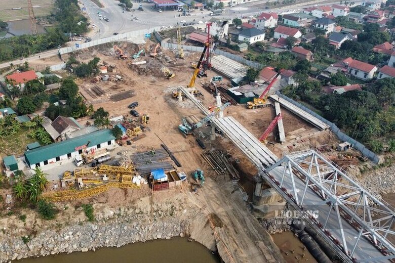 Large construction site to dismantle the remaining section of Phong Chau bridge. Photo: To Cong