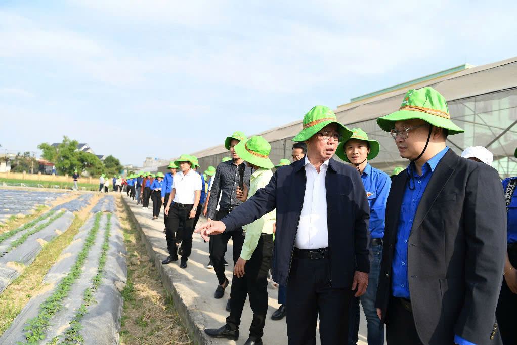 Nhieu chia se voi cac dai bieu thanh nien ve cac mo hinh nong nghiep cong nghe cao. Anh: Ai Van