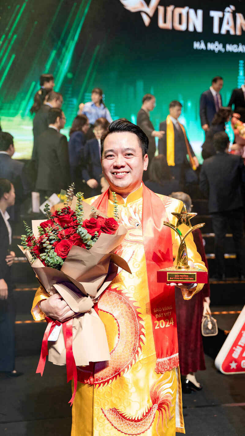 Ong Nguyen Duy Chinh - Tong Giam doc Tap doan Tan A Dai Thanh voi ky niem chuong Top 10 Sao Vang dat Viet 2024. Ảnh: Tan Á Dai Thanh