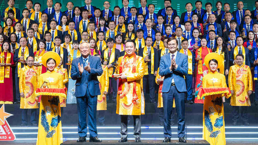 Ong Nguyen Duy Chinh - Tong Giam doc Tap doan Tan A Dai Thanh dai dien Tap doan nhan danh hieu Top 10 Sao Vang dat Viet 2024. Ảnh: Tan Á Dai Thanh
