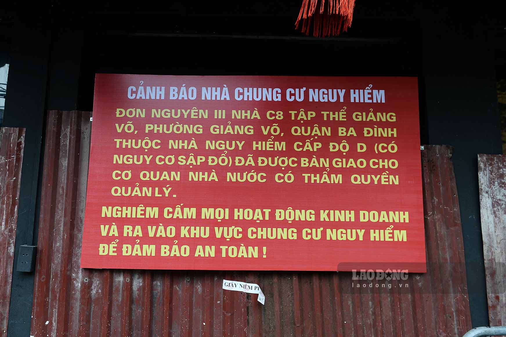 Theo ghi nhan cua Lao Dong ngay 30.12, tai don nguyen 3 nha C8 khu tap the cu Giang Vo, day la cong trinh duoc xac dinh da xuong cap nghiem trong (cap do D). 