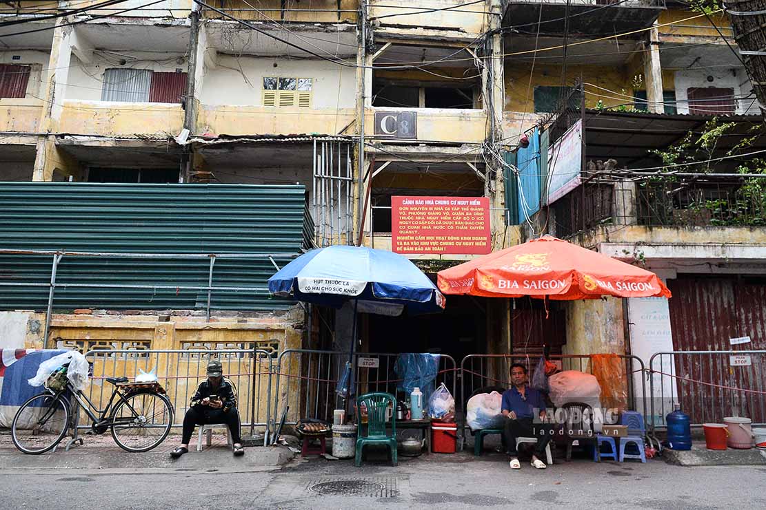 Ve tinh hinh trien khai de an va cac ke hoach trien khai thuc hien De an cai tao, xay dung lai chung cu cu  tren dia ban Thanh pho, moi day, Pho Chu tich UBND TP Ha Noi - Duong Duc Tuan da co van ban yeu cau mot so quan day tien do hoan thanh viec trinh duyet quy hoach chi tiet de cai tao cac chung cu, nha tap the cu tren dia ban.