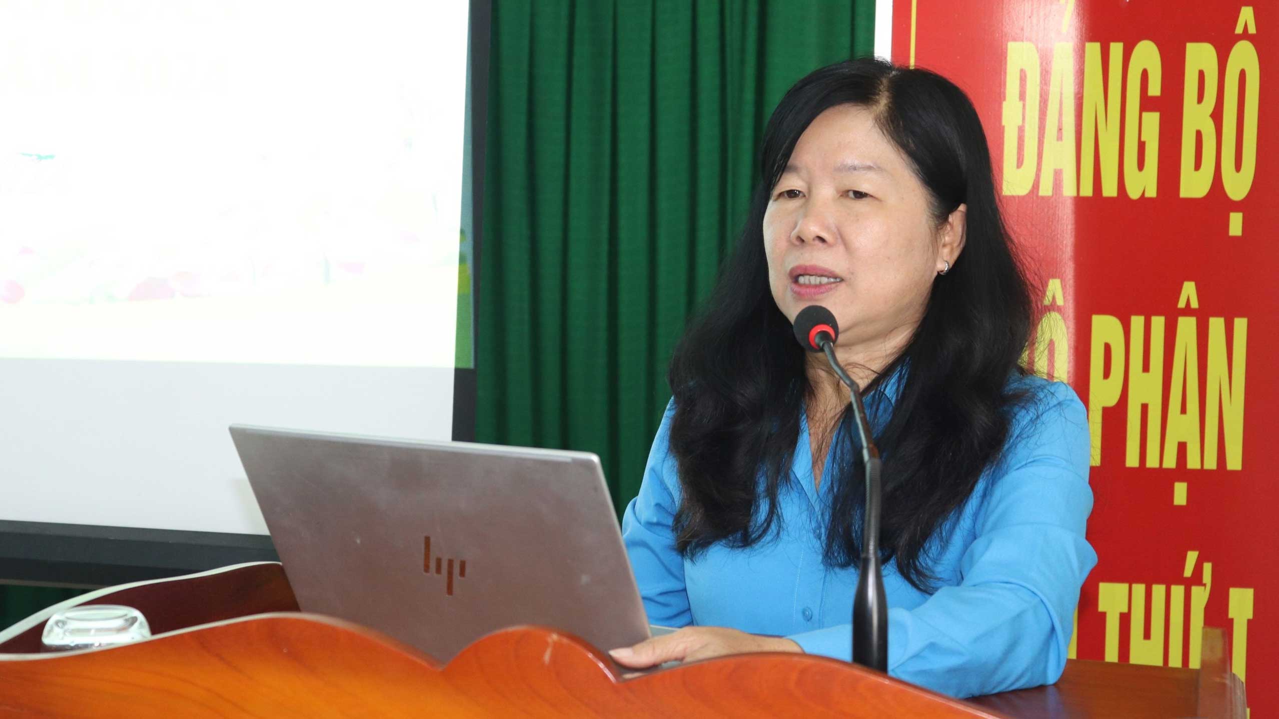 Chu tich LDLD tinh Dong Thap Huynh Thi Tuyet Vui tang Bang khen cua Ban Chap hanh LDLD tinh cho cac tap the. Anh: Luu Hung