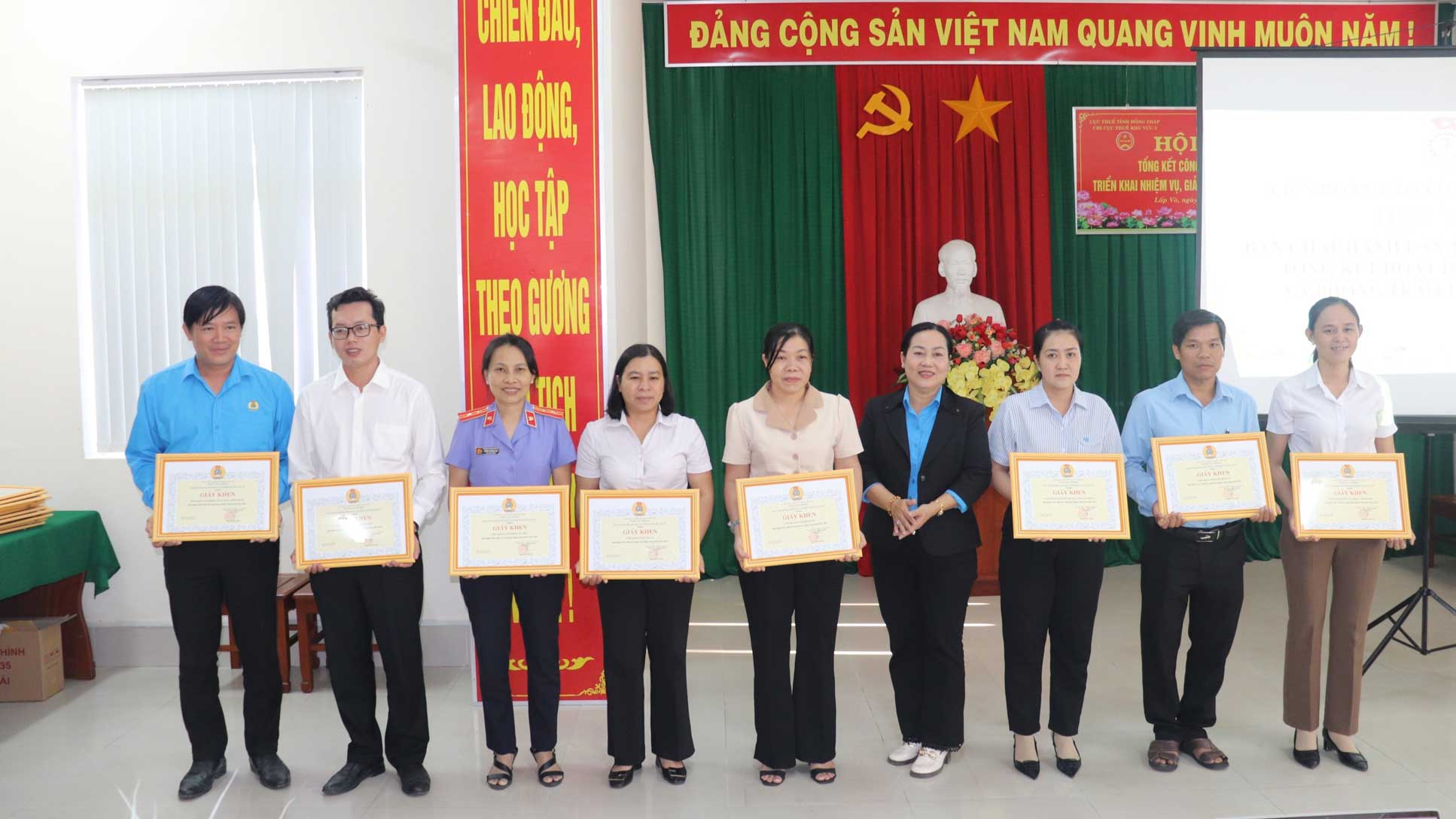 Cac tap the dat thanh tich xuat sac trong hoat dong Cong doan nam 2024 nhan Giay khen cua Ban Chap hanh LDLD huyen. Anh: Luu Hung  