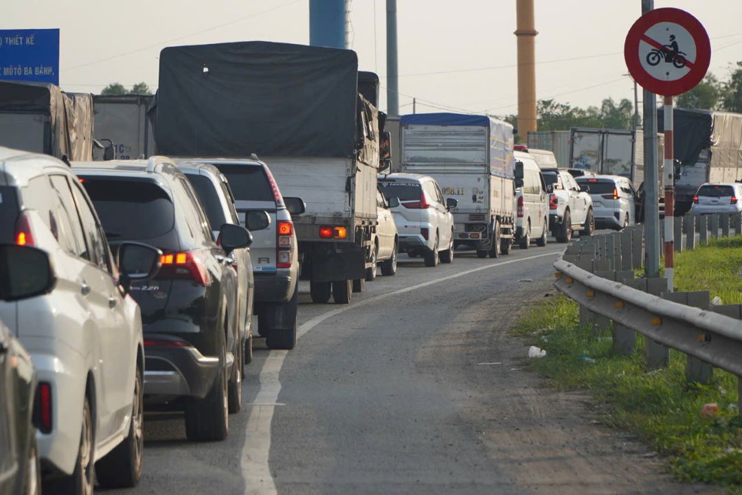 Traffic congestion occurred on the road leading to Trung Luong - Ho Chi Minh City expressway on the afternoon of December 30. Photo: Nguyen Chan