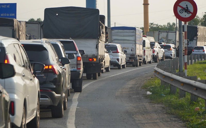 Traffic congestion occurred on the road leading to Trung Luong - Ho Chi Minh City expressway on the afternoon of December 30. Photo: Nguyen Chan