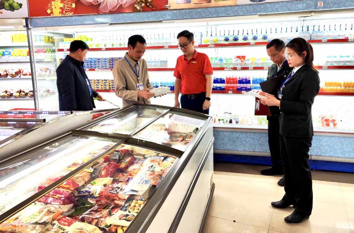 The interdisciplinary monitoring team inspected the quality of bean sprouts at supermarkets in Dien Bien Phu City. Photo: Quang Trung