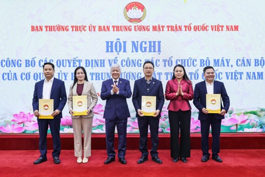 Mr. Do Van Chien, Politburo member, Secretary of the Party Central Committee, Chairman of the Central Committee of the Vietnam Fatherland Front, presented the Decision on personnel work to the heads of departments and units according to Decision No. 217-QD/TW. Photo: Quang Vinh