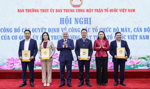 Ông Đỗ Văn Chiến, Ủy viên Bộ Chính trị, Bí thư Trung ương Đảng, Chủ tịch Ủy ban Trung ương Mặt trận Tổ quốc Việt Nam trao Quyết định về công tác cán bộ cho các nhân sự trưởng các ban, đơn vị theo Quyết định số 217-QĐ/TW. Ảnh: Quang Vinh