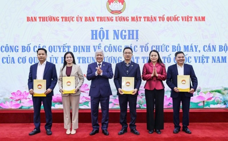 Mr. Do Van Chien, Politburo member, Secretary of the Party Central Committee, Chairman of the Central Committee of the Vietnam Fatherland Front, presented the Decision on personnel work to the heads of departments and units according to Decision No. 217-QD/TW. Photo: Quang Vinh