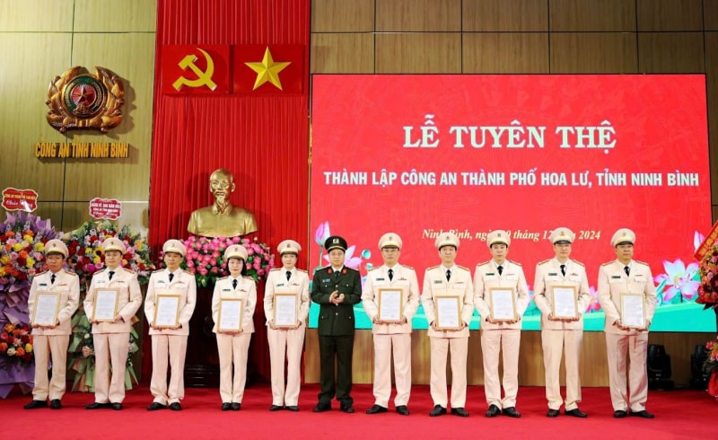 Colonel Dinh Viet Dung - Director of Ninh Binh Provincial Police Department presented the decision to the leader of Hoa Lu City Police Department. Photo: Nguyen Binh