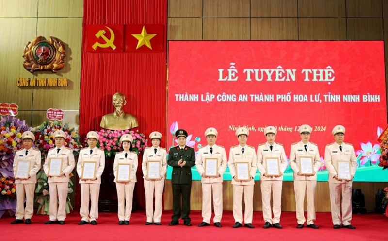 Colonel Dinh Viet Dung - Director of Ninh Binh Provincial Police Department presented the decision to the leader of Hoa Lu City Police Department. Photo: Nguyen Binh