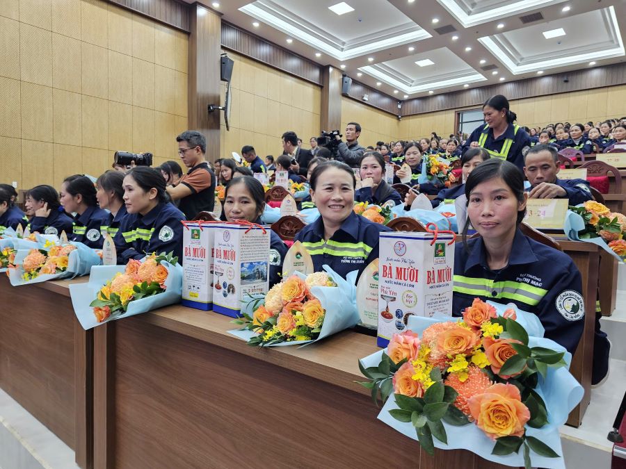 The joy of workers when being honored. Photo: Lam Hong