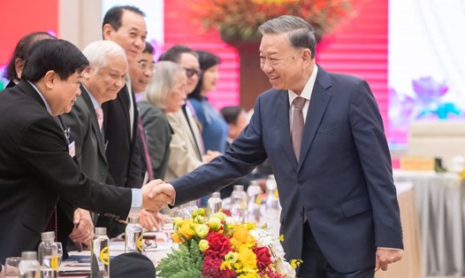 Tổng Bí thư Tô Lâm với các đại biểu văn nghệ sĩ. Ảnh: T.Vương