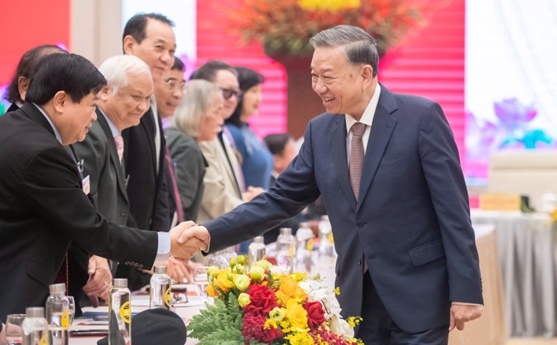 General Secretary To Lam with artists and literary delegates. Photo: T.Vuong