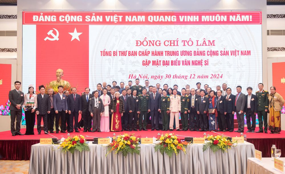 Tổng Bí thư Tô Lâm và các lãnh đạo Đảng, Nhà nước với các đại biểu văn nghệ sĩ. Ảnh: T.Vương