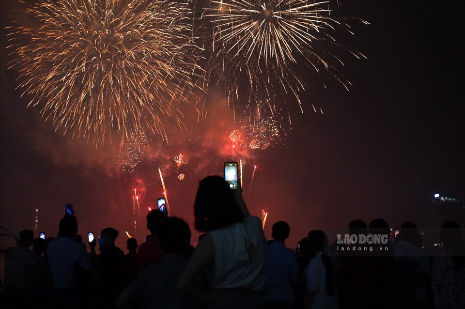Details of 5 fireworks display locations for New Year's Eve 2025 in Hanoi.