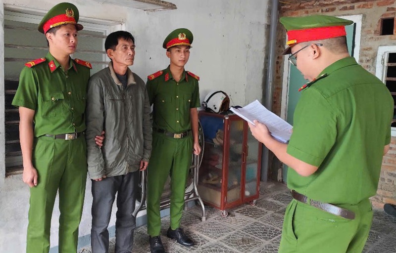 Cong an doc lenh bat giu Dang Ngoc Dong de dieu tra hanh vi dung giay to gia de lua dao. Anh: CACC