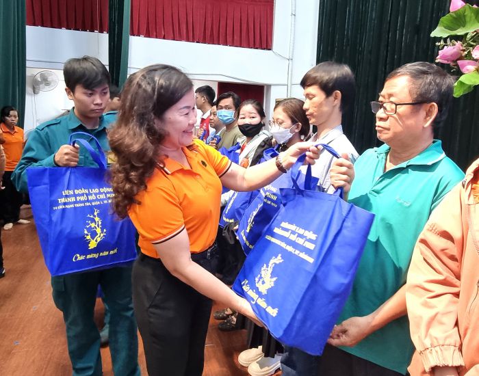 Ms. Le Thi Bich Hanh - President of District 5 Labor Federation - presents gifts to union members and workers in difficult circumstances on the occasion of the Lunar New Year 2024. Photo: Nam Duong