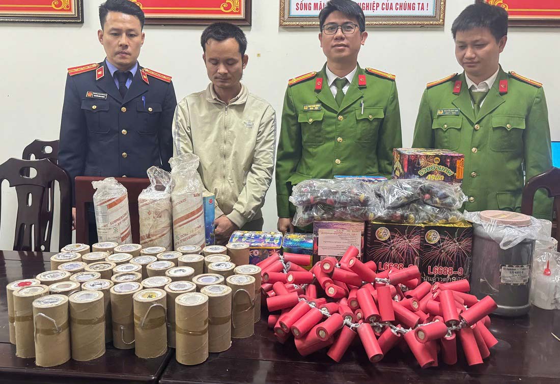 Subject Pham Van Tam with evidence of homemade explosives at the Police Department. Photo: Nghe An Police