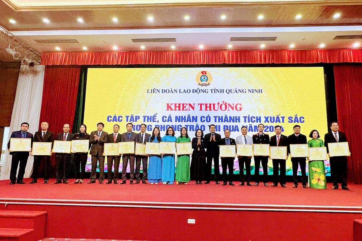 Cac tap the duoc tang Bang khen cua Tong LDLD Viet Nam. LDLD Quang Ninh