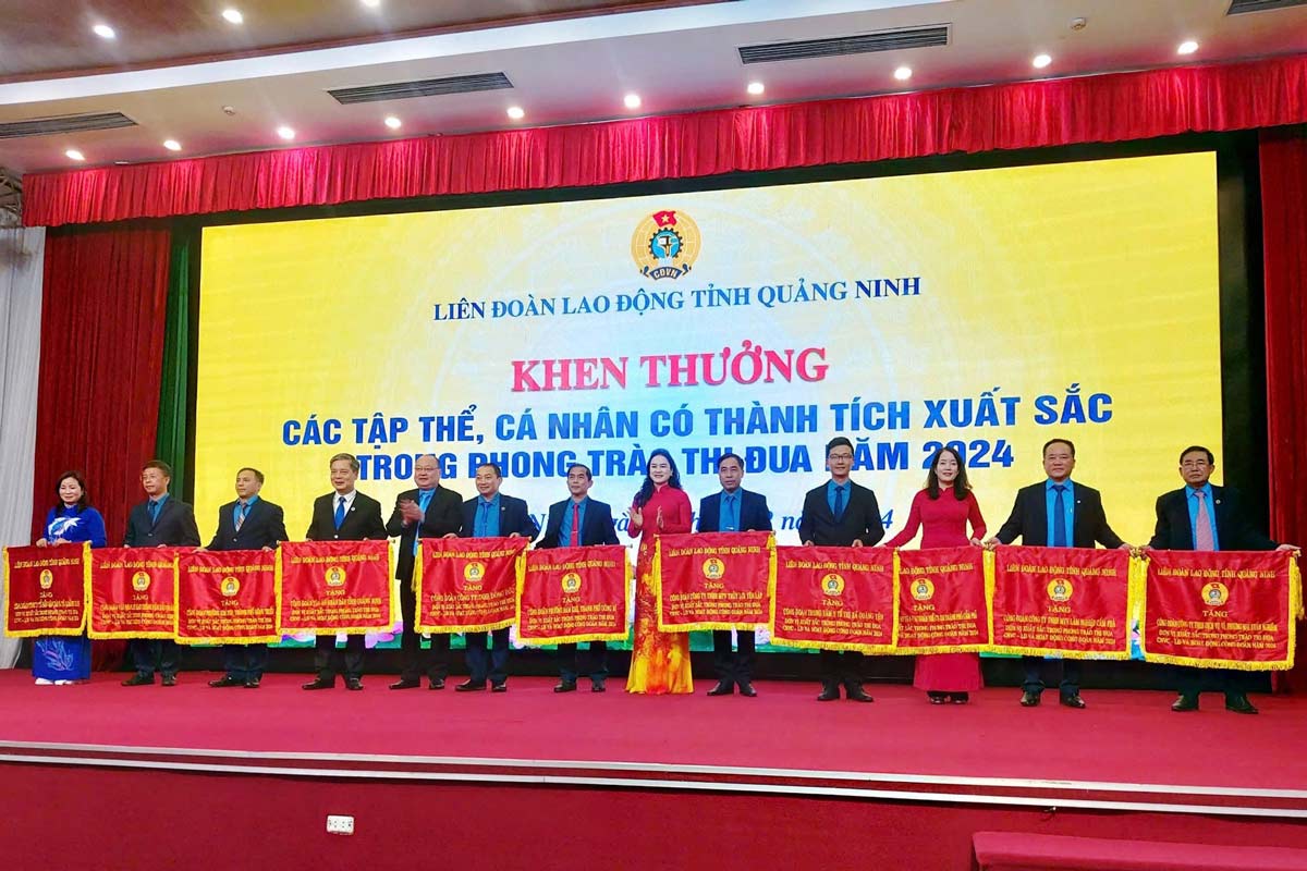 Collectives with outstanding achievements were awarded the Flag of the Quang Ninh Provincial Federation of Labor. Photo: Quang Ninh Federation of Labor
