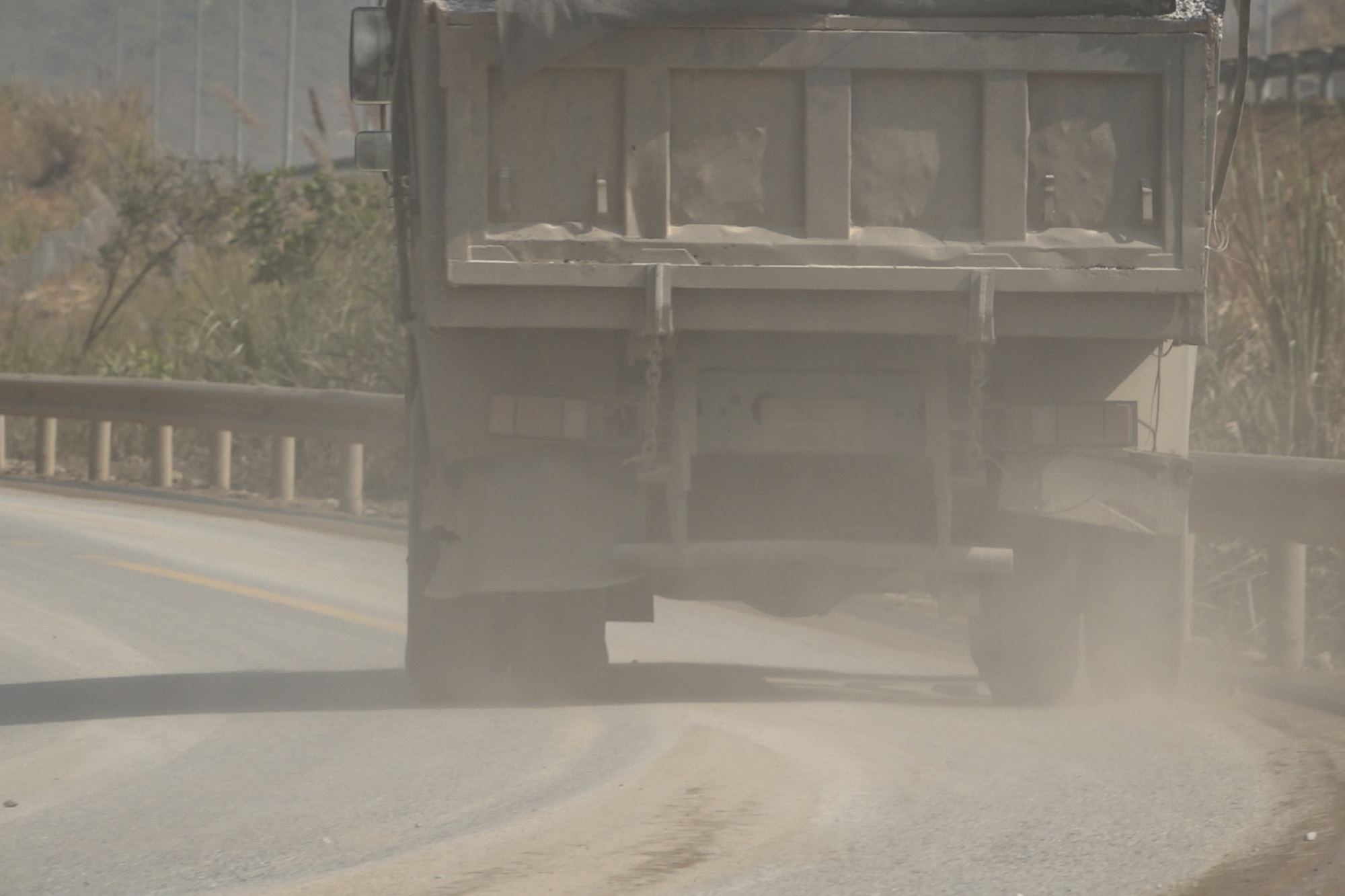 Dust from trucks transporting rocks. Photo: Doan Hung