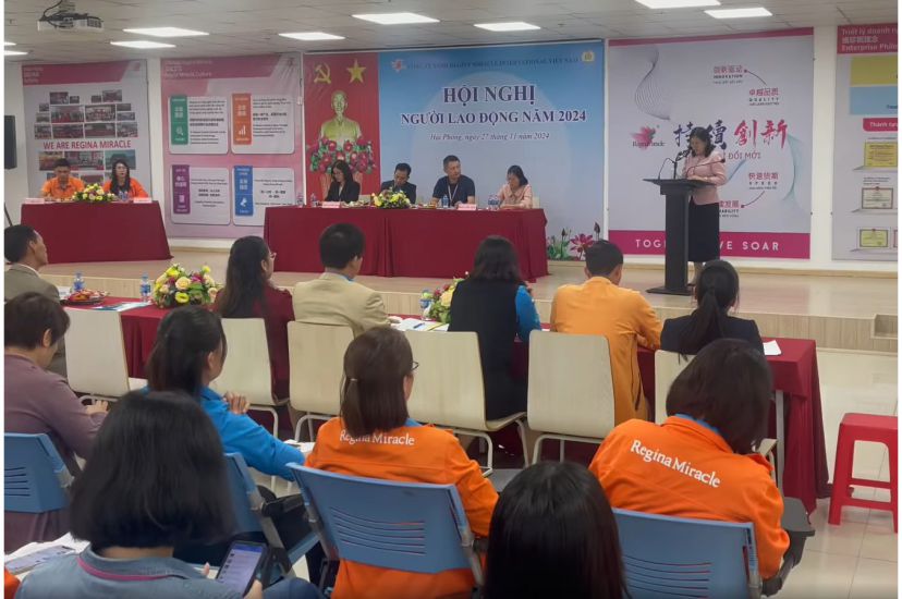 Hai Phong Economic Zone Trade Union gives directions at the conference of Regina Miracle International Co., Ltd. Employees. Photo: Hai Phong Economic Zone Trade Union