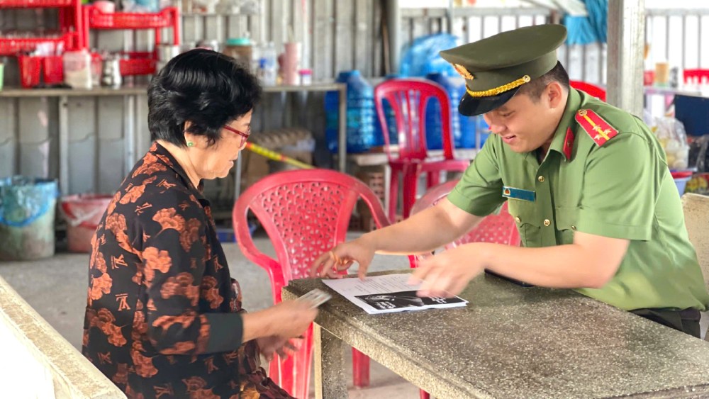 Tuyen truyen phong chong buon lau va cho nguoi dan ky cam ket khong tham gia tang tru, van chuyen, buon ban hang nhap lau. Anh: Cong an Kien Giang